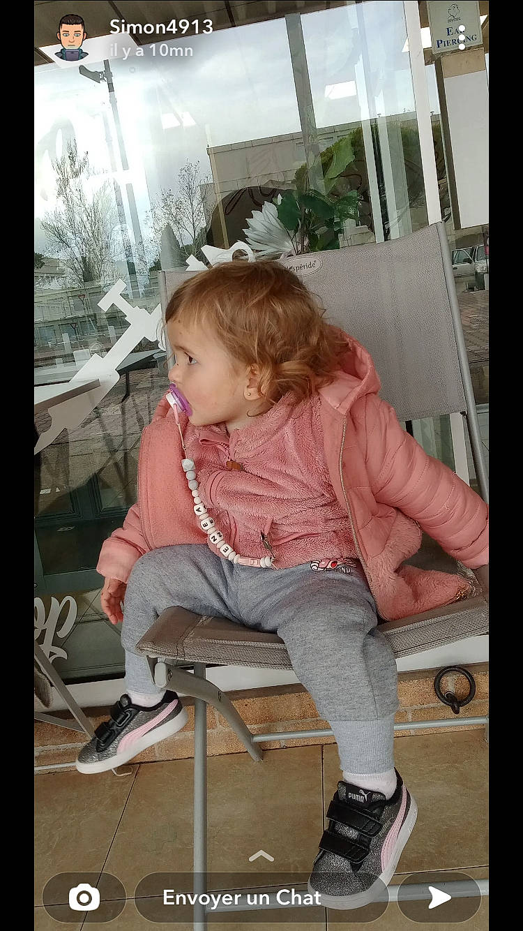 Enéa a rejoint le concours — aidez-le/la à gagner de superbes lots ! baby_toddler_clothing, boot, chair, child, comfort, human_leg, jeans, knee, lap, leisure, outdoor_shoe, person, plant, sandal, shoe, sitting, sneakers, sock, thigh, toddler