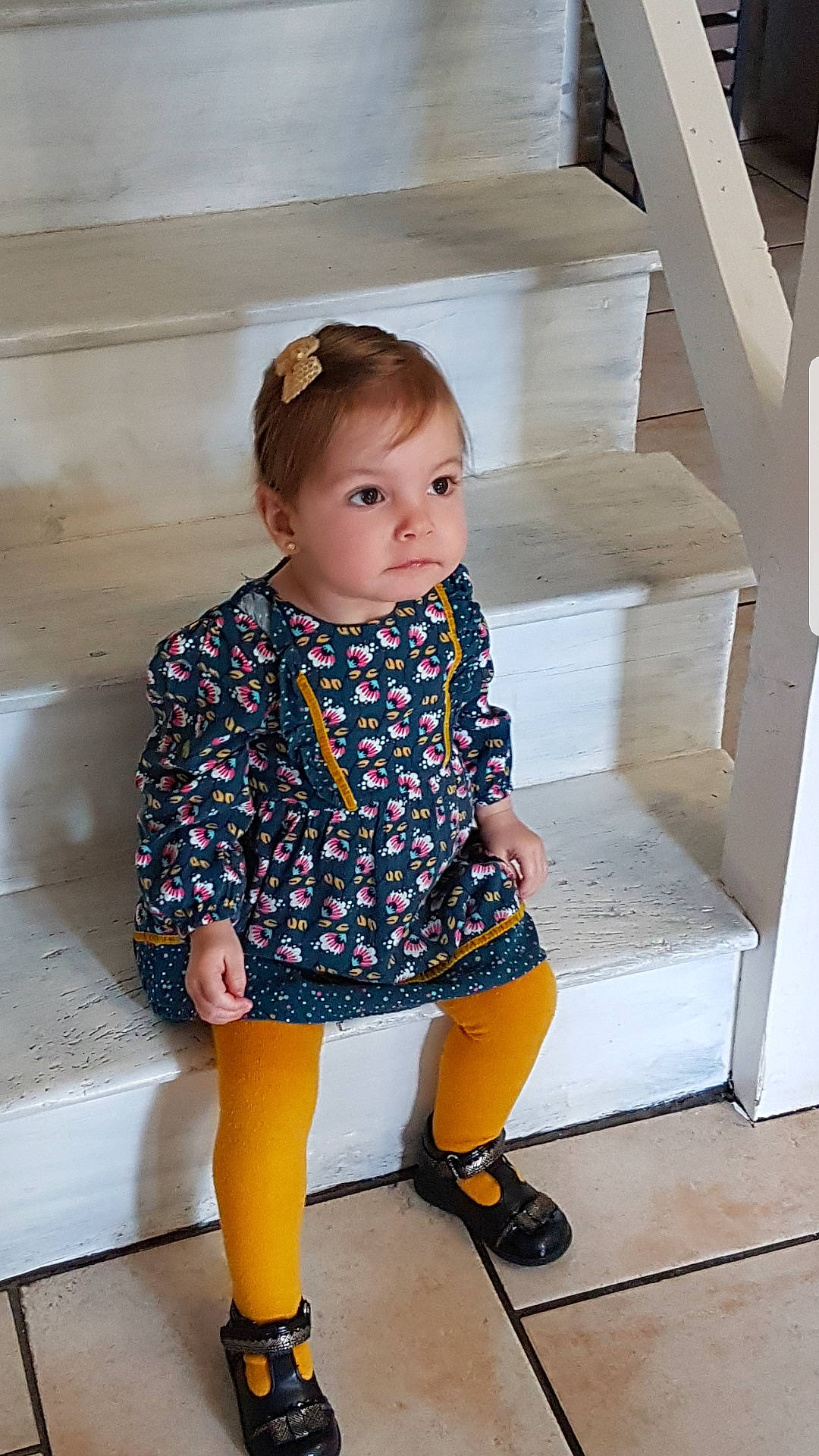 Elise participe au concours pour gagner de l'argent avec cette photo : baby_toddler_clothing, child, outerwear, person, sleeve, standing, toddler, yellow