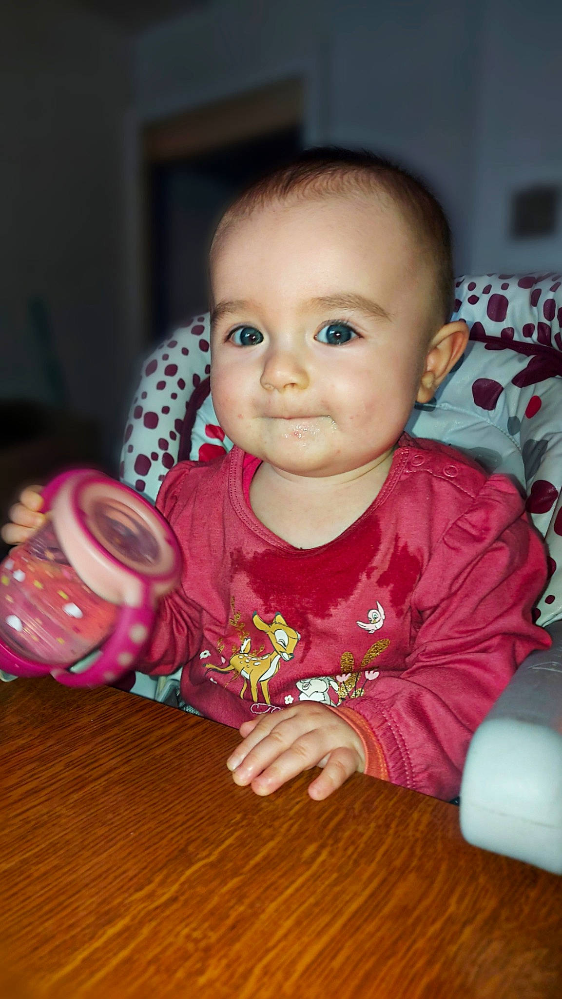 Angelina a rejoint le concours — aidez-le/la à gagner de superbes lots ! baby, baby_toddler_clothing, cheek, child, chin, drinkware, finger, flooring, fun, happy, iris, lip, mouth, nose, person, skin, smile, table, tableware, toddler