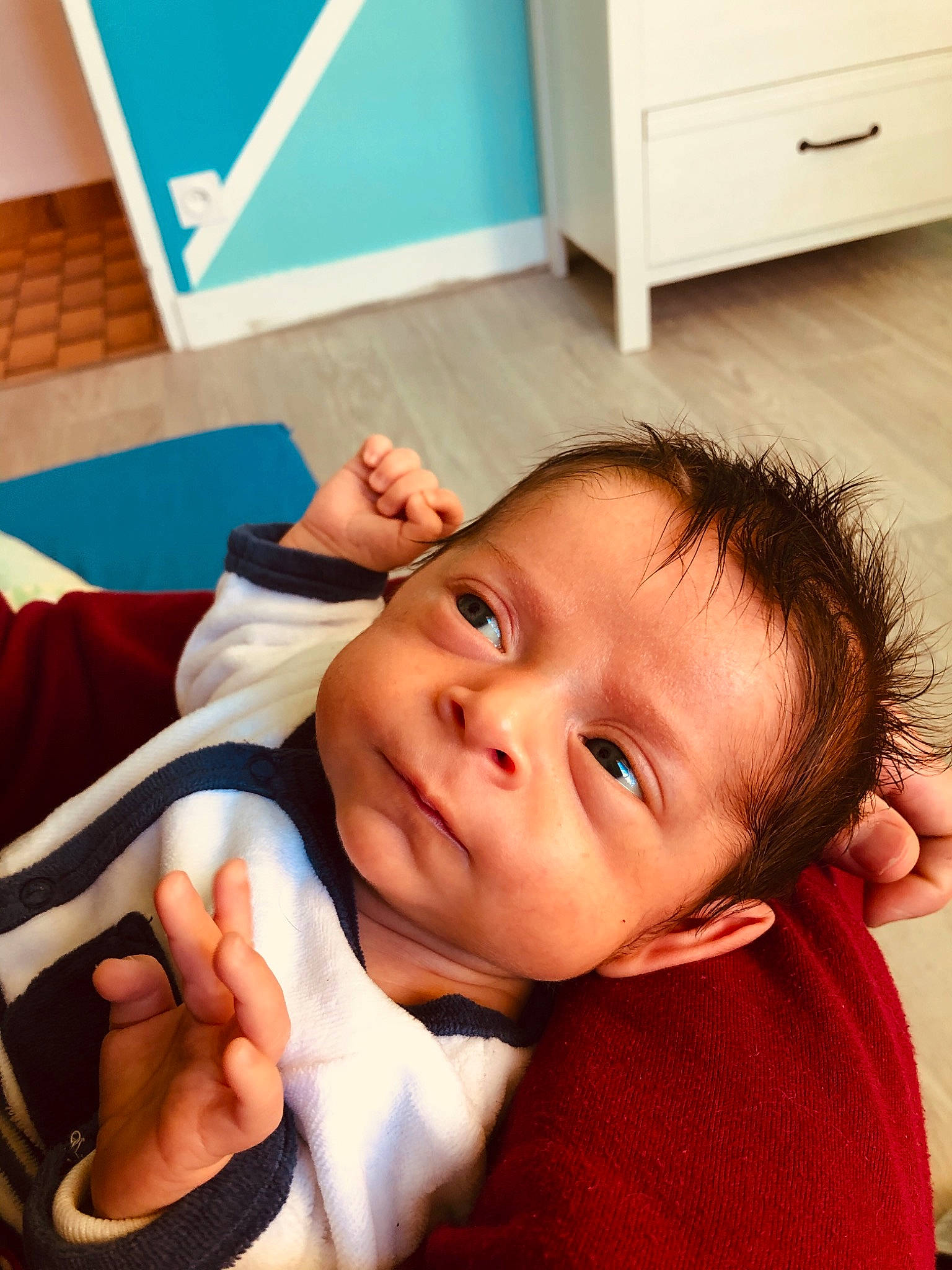 Théo a rejoint le concours — aidez-le/la à gagner de superbes lots ! baby, baby_toddler_clothing, blue, cabinetry, cheek, comfort, ear, eyebrow, finger, gesture, happy, iris, lip, mouth, nose, person, skin, smile, thumb, toddler