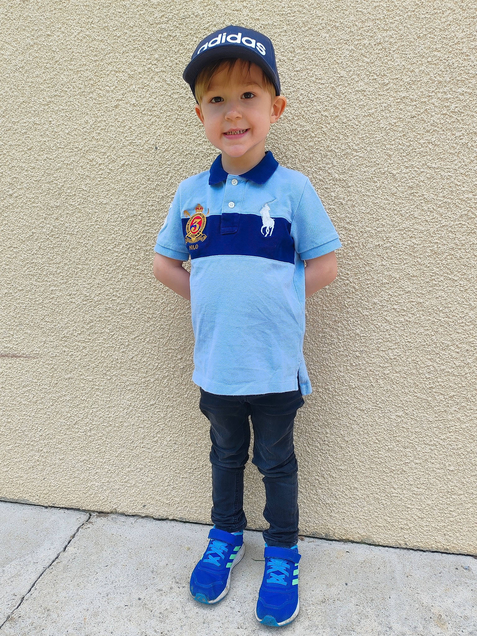 Eli participe au concours pour gagner de l'argent avec cette photo : arm, baby_toddler_clothing, baseball_cap, clothing, cool, denim, eye, face, facial_expression, happy, head, headwear, human_body, jeans, joy, neck, outerwear, person, sleeve, smile