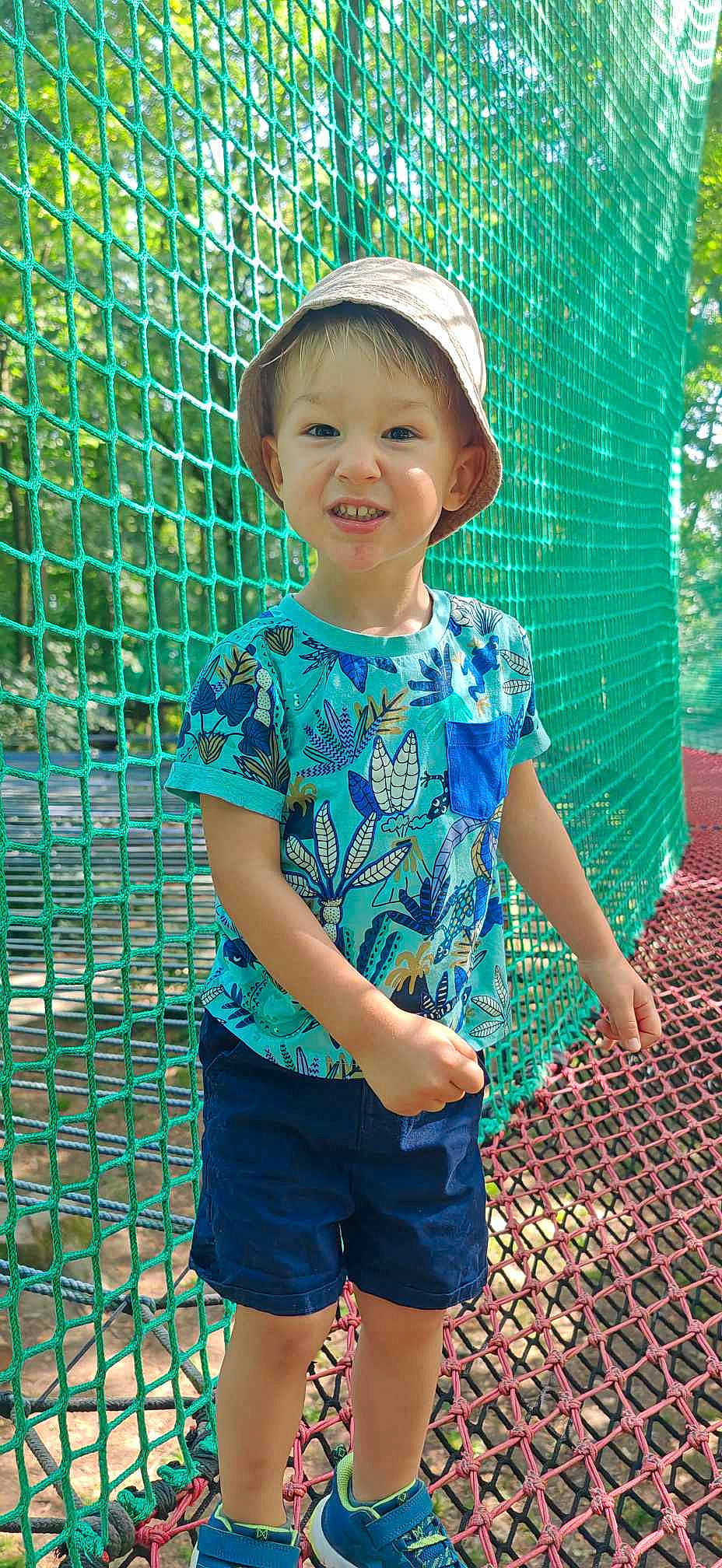 Eli participe au concours pour gagner de l'argent avec cette photo : aqua, azure, baby_toddler_clothing, child, clothing, eye, facial_expression, grass, green, hairstyle, happy, joy, leisure, mesh, person, plant, shorts, sleeve, smile, standing