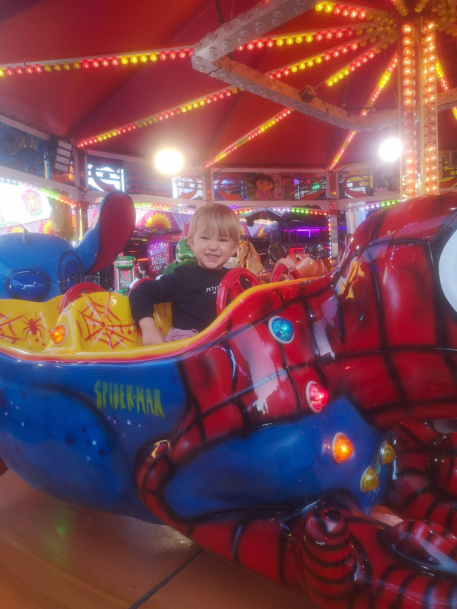 Eli participe au concours pour gagner de l'argent avec cette photo : amusement_park, amusement_ride, automotive_exterior, bumper, electric_blue, entertainment, event, fair, festival, fictional_character, fun, games, joy, leisure, magenta, night, nonbuilding_structure, people, person, public_event