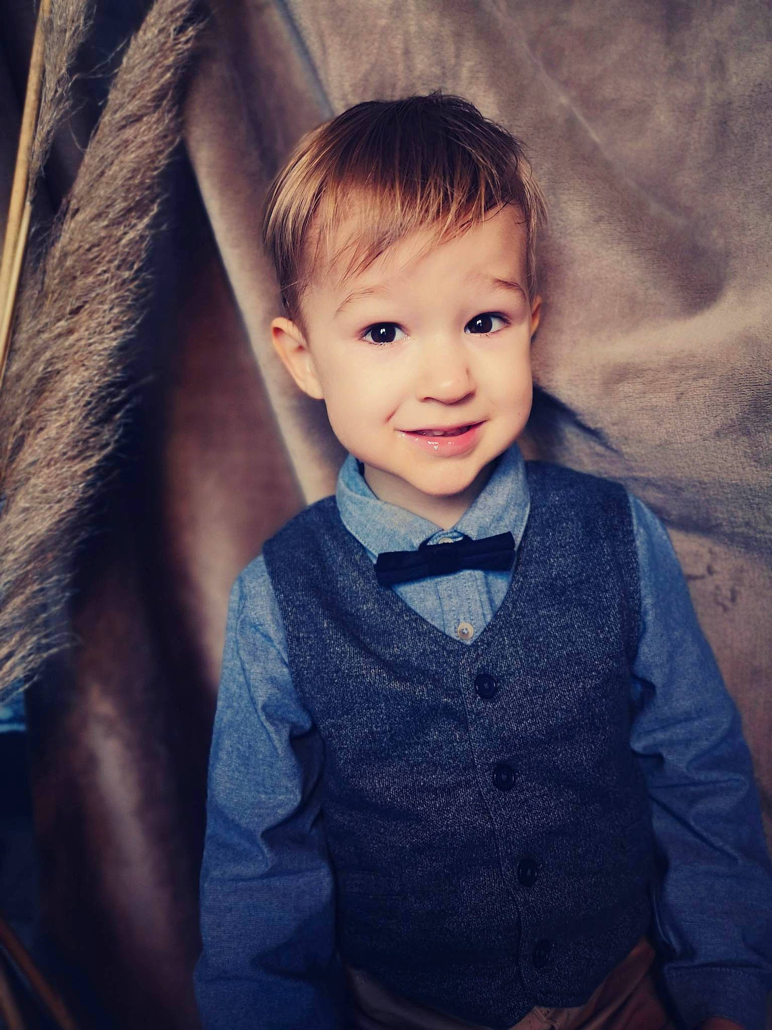 Eli participe au concours pour gagner de l'argent avec cette photo : azure, baby_toddler_clothing, bow_tie, chin, collar, cool, dress_shirt, eye, facial_expression, flash_photography, happy, iris, joy, lip, neck, outerwear, person, skin, sleeve, smile