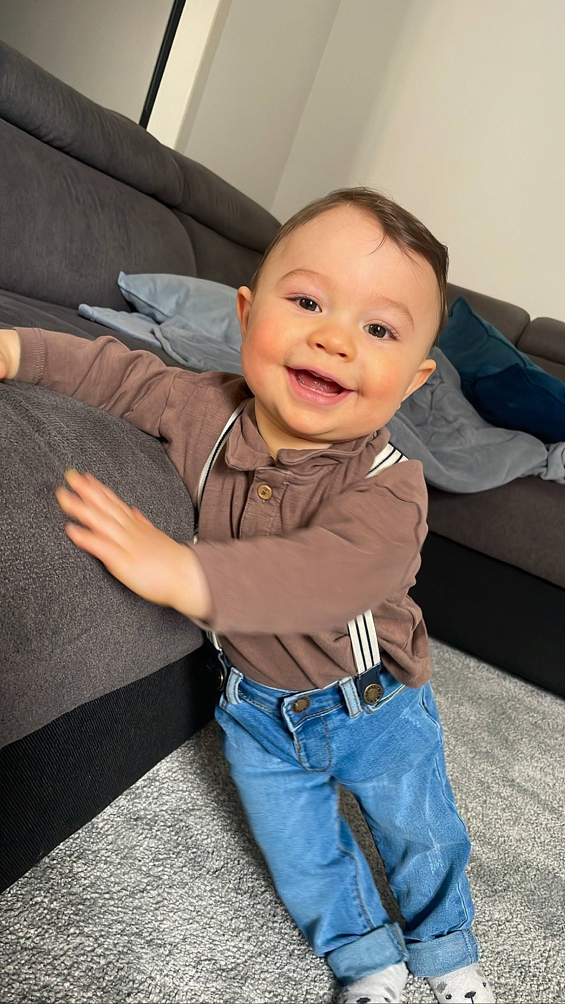 Ezel a rejoint le concours — aidez-le/la à gagner de superbes lots ! baby_toddler_clothing, cheek, comfort, cool, couch, facial_expression, finger, flash_photography, fun, gesture, hairstyle, happy, head, jeans, joy, mouth, nose, person, skin, sleeve
