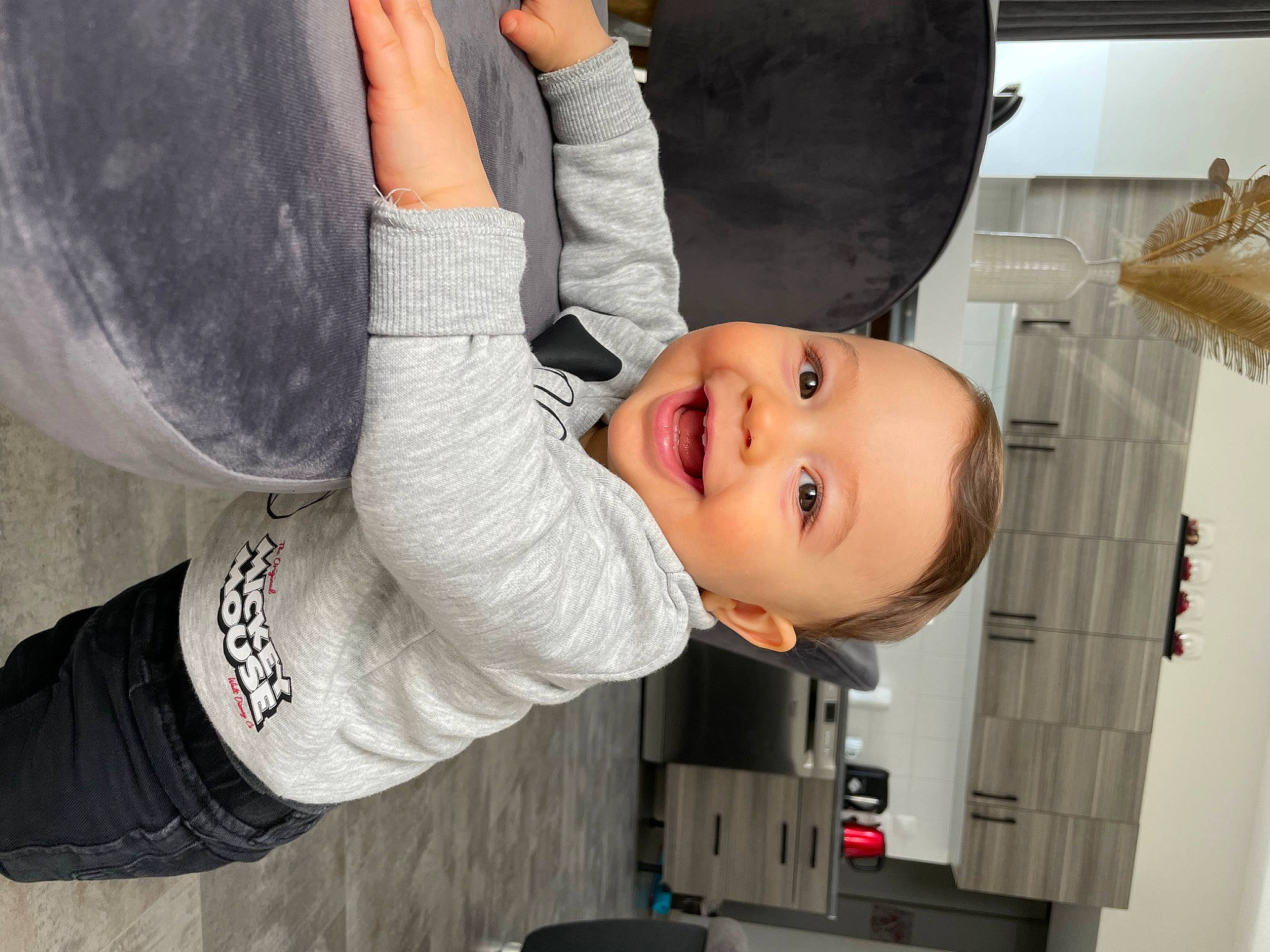 Ezel participe au concours pour gagner de l'argent avec cette photo : baby, baby_products, baby_toddler_clothing, child, elbow, fun, gesture, happy, human_leg, joy, leg, person, room, smile, t_shirt, thumb, toddler, tree, wood