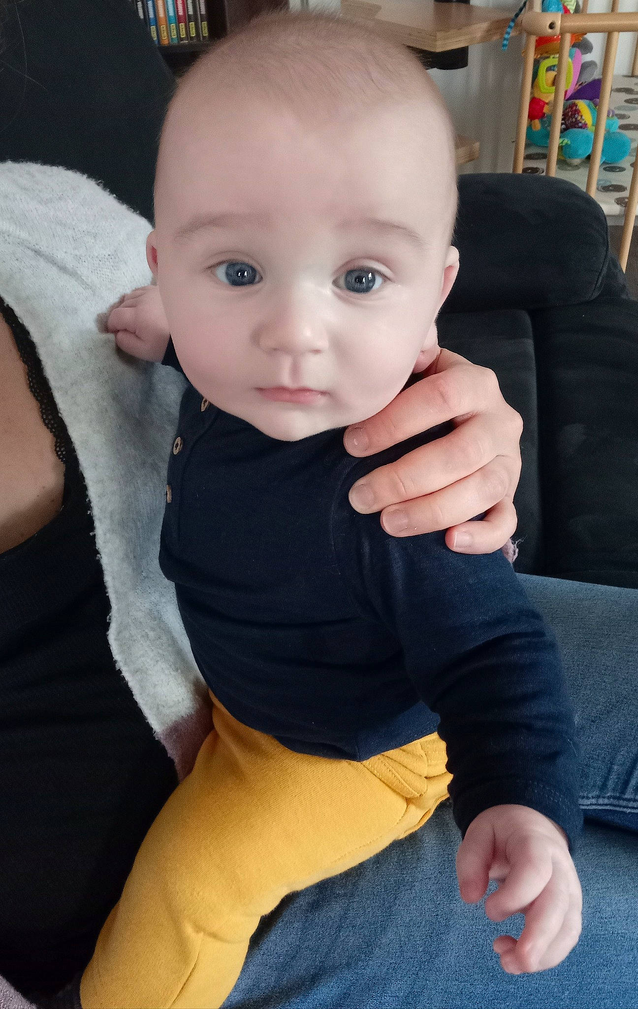 Scott participe au concours pour gagner de l'argent avec cette photo : arm, baby, baby_toddler_clothing, cheek, chin, comfort, eye, finger, gesture, hand, iris, joint, leg, muscle, neck, person, picture_frame, shelf, shoulder, skin