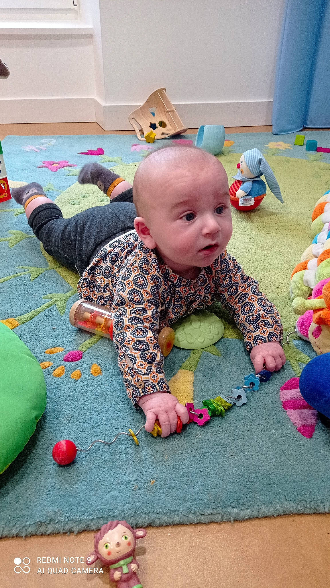 Scott a rejoint le concours — aidez-le/la à gagner de superbes lots ! baby, carpet, child, comfort, crawling, floor, flooring, fun, grass, head, leisure, person, play, playmat, room, sitting, surprise, textile, toddler, toy