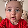 Bella a rejoint le concours — aidez-le/la à gagner de superbes lots ! baby, child, infant, headband, bow, red_shirt, close_up, portrait, face, eyes, curious, innocence, soft_background, indoor, skin, expression, person, cute, young, headwear