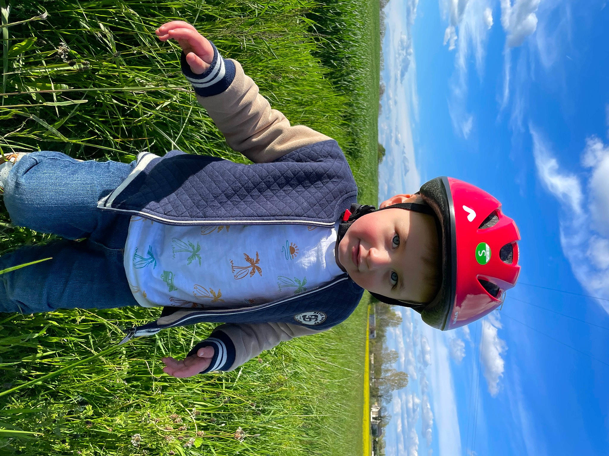 Basile participe au concours pour gagner de l'argent avec cette photo : child, cloud, cool, denim, electric_blue, fun, gesture, grass, happy, headwear, leisure, people_in_nature, person, plant, recreation, sky, toddler, travel, tree