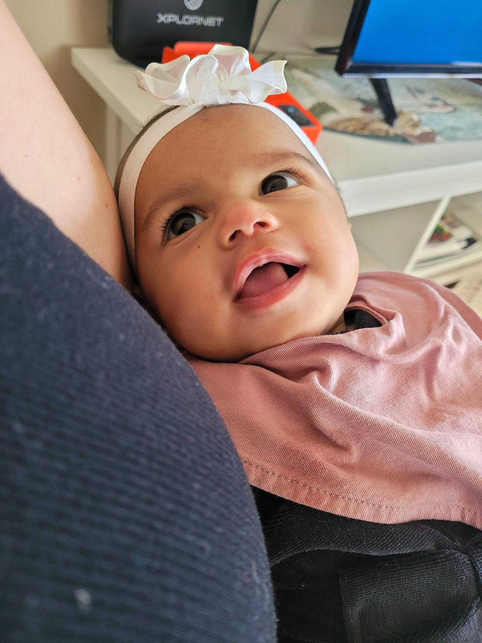 Mallorie participe au concours pour gagner de l'argent avec cette photo : baby, baby_laughing, baby_products, baby_toddler_clothing, cap, car_seat, cheek, child, comfort, computer_keyboard, eye, fashion_accessory, fun, happy, headwear, laugh, nose, person, sitting, smile