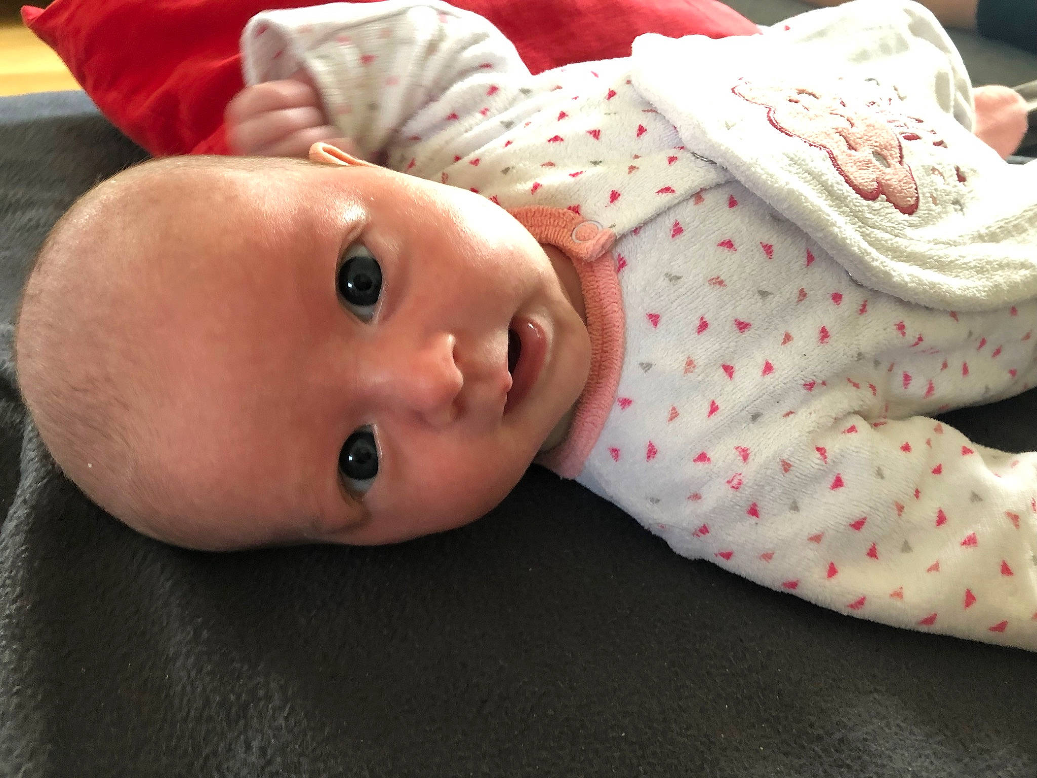 Adèle participe au concours pour gagner de l'argent avec cette photo : baby, baby_products, baby_toddler_clothing, carmine, cheek, child, collar, comfort, doll, eyelash, fur, linens, lip, nose, pattern, person, room, skin, sleeve, toddler