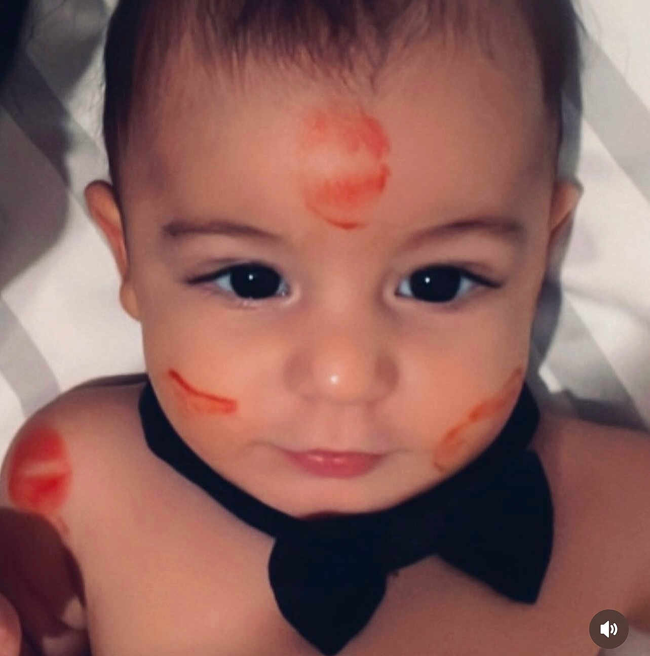 Hratch Shahinyan a rejoint le concours — aidez-le/la à gagner de superbes lots ! baby, face, bow_tie, lipstick_marks, cheeks, forehead, shoulder, skin, cute, portrait, child, infant, closeup, black_bow_tie, expression, looking_at_camera, adorable, human, head, playful