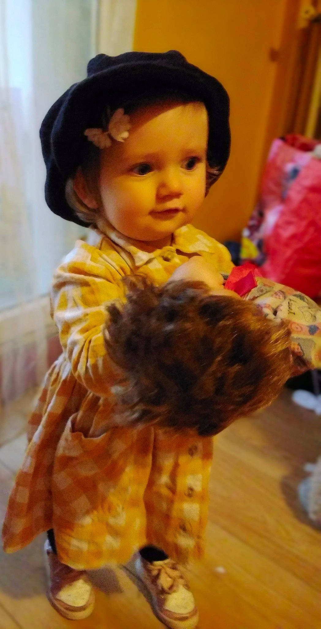 Elaïs a rejoint le concours — aidez-le/la à gagner de superbes lots ! bangs, child, costume, doll, event, fashion_accessory, fashion_design, fur, hair, hairstyle, head, headgear, hime_cut, neck, person, sleeve, toddler, toy, wig, wood