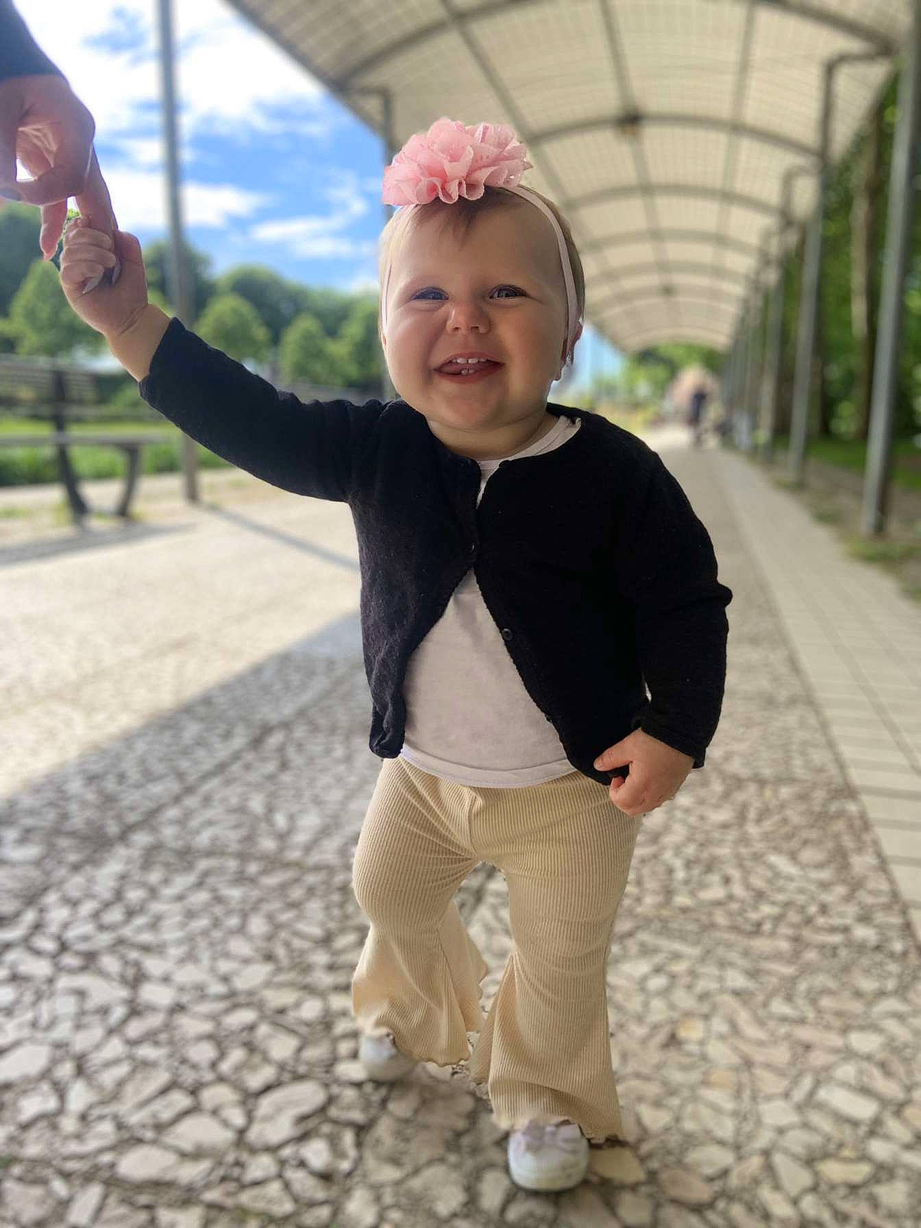 Nelya a rejoint le concours — aidez-le/la à gagner de superbes lots ! baby, baby_toddler_clothing, child, city, face, flash_photography, flooring, fun, gesture, grass, happy, headwear, joy, leisure, pattern, person, recreation, sky, sleeve, smile