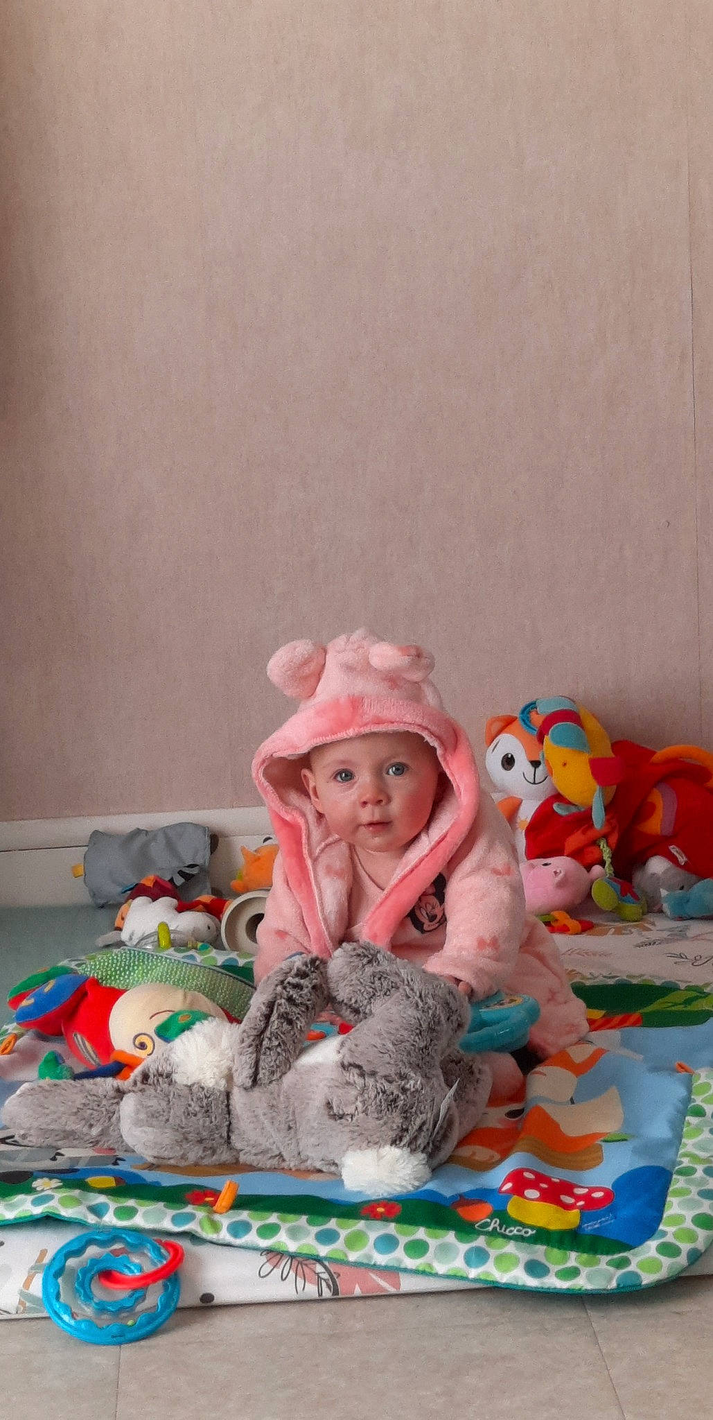 Aryana a rejoint le concours — aidez-le/la à gagner de superbes lots ! baby, baby_products, baby_toys, cap, child, doll, event, flooring, fun, hat, headwear, leisure, linens, mammal, person, plush, room, stuffed_toy, teddy_bear, textile