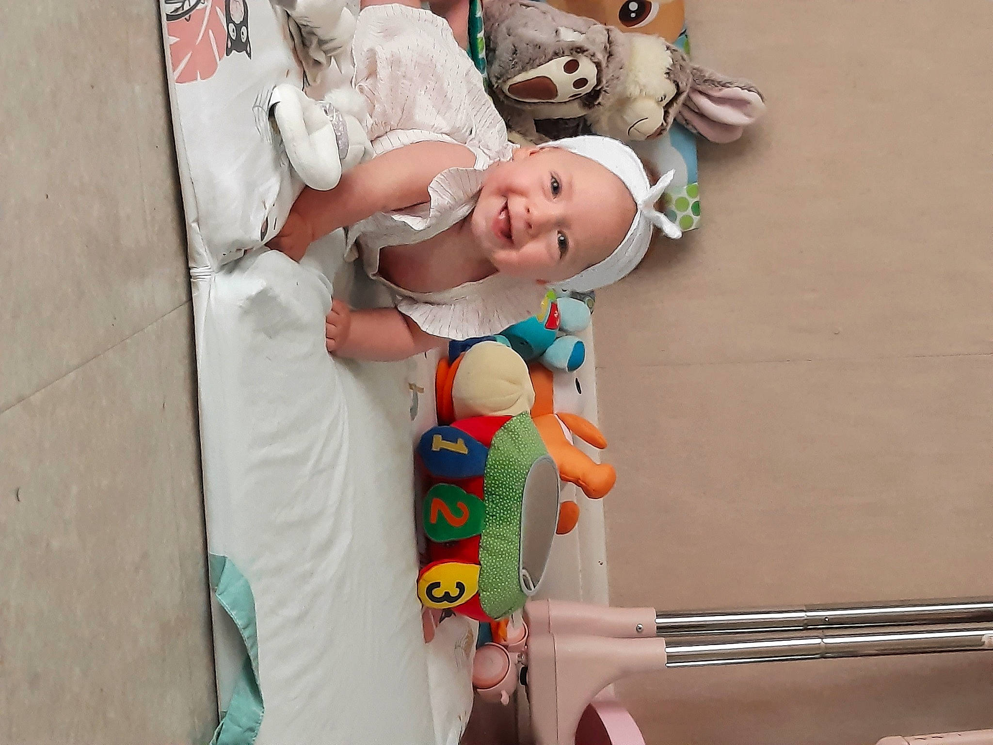 Aryana a rejoint le concours — aidez-le/la à gagner de superbes lots ! animation, baby, baby_products, child, costume, doll, event, finger, fun, headwear, hospital, joint, joy, peach, person, plastic, room, toddler, toy