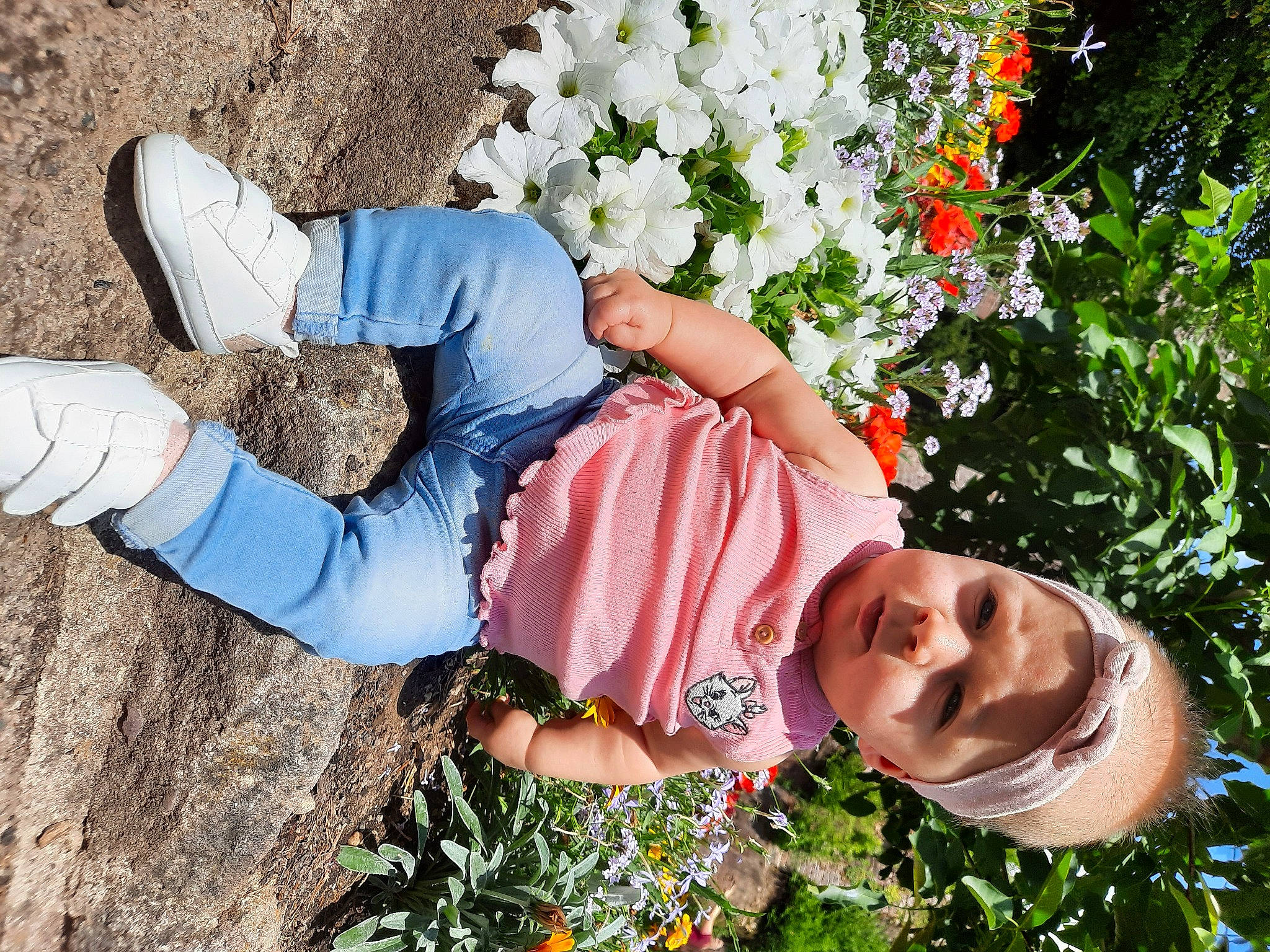 Aryana participe au concours pour gagner de l'argent avec cette photo : arm, botany, eyewear, flower, glasses, grass, green, hand, happy, leaf, leisure, nature, people_in_nature, person, photograph, plant, shoe, smile, sunglasses, white