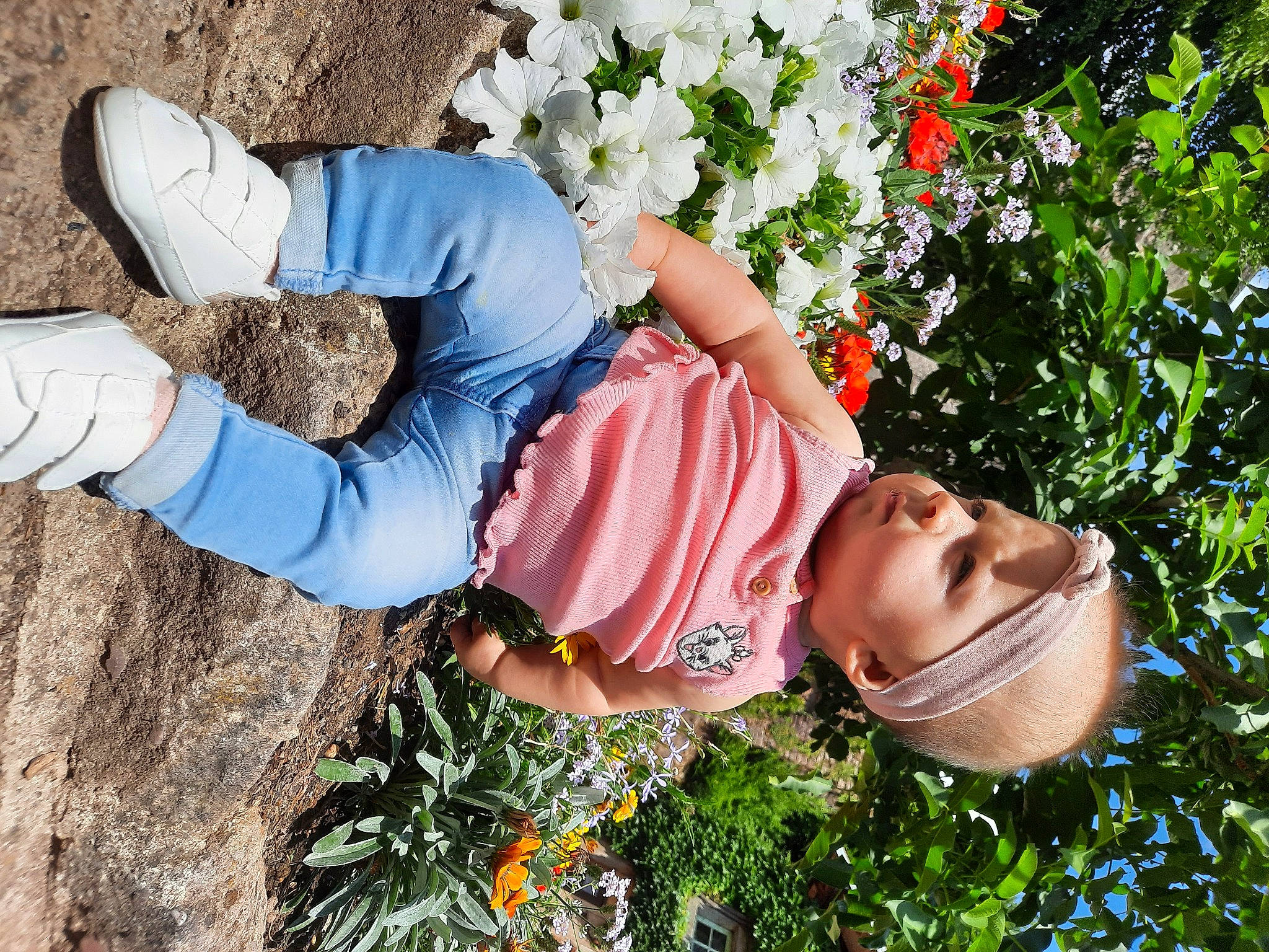 Aryana a rejoint le concours — aidez-le/la à gagner de superbes lots ! arm, beauty, botany, eyewear, flower, fun, grass, green, hand, happy, hat, headwear, human_leg, leisure, people_in_nature, person, plant, shoe, summer, sunglasses