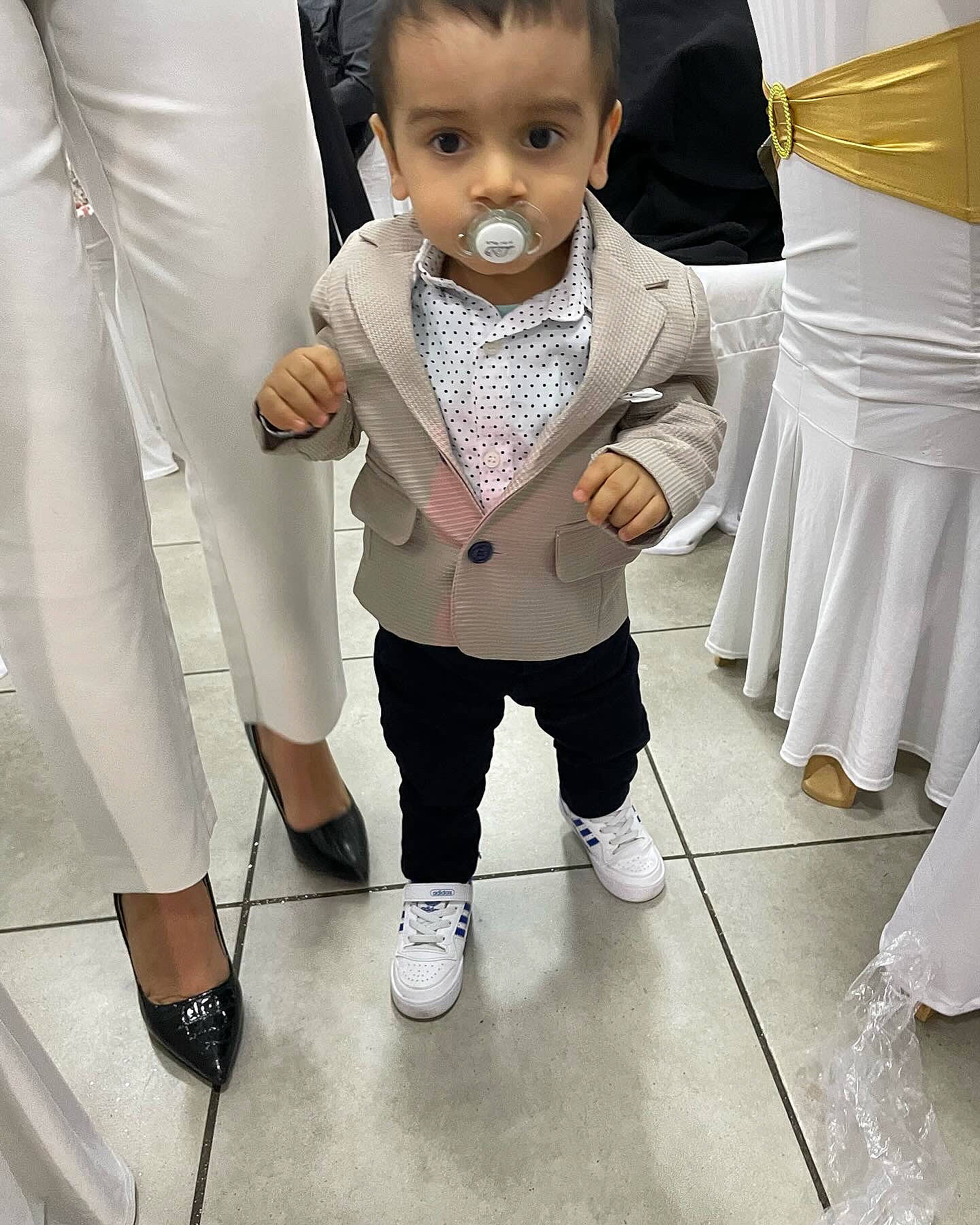 Amir a rejoint le concours — aidez-le/la à gagner de superbes lots ! blazer, collar, dress_shirt, fashion_design, flooring, formal_wear, gesture, human_leg, joint, knee, leg, outerwear, person, product, sleeve, sneakers, standing, thigh, toddler, waist