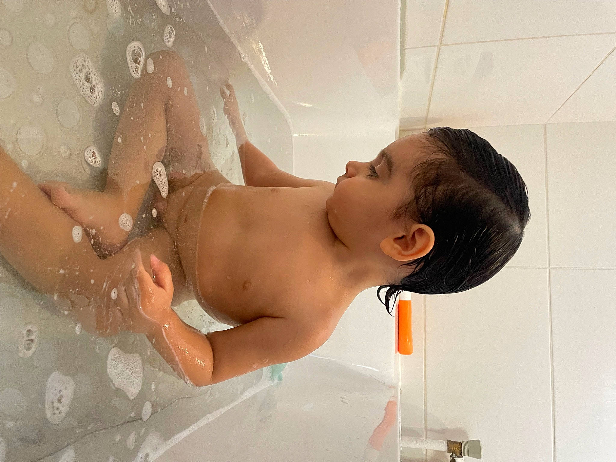 Amir participe au concours pour gagner de l'argent avec cette photo : arm, bathing, bathroom, chest, child, elbow, eyebrow, eyelash, finger, fun, hand, happy, human_body, joint, neck, person, shoulder, skin, toddler, trunk