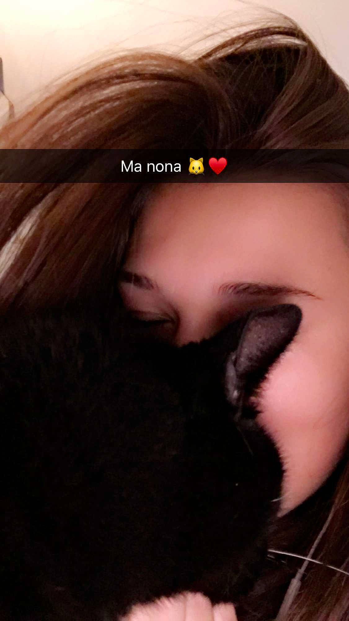 Lola a rejoint le concours — aidez-le/la à gagner de superbes lots ! black_hair, chin, cool, ear, eye, eye_liner, eyebrow, eyelash, flash_photography, forehead, gesture, head, interaction, iris, jaw, lip, mouth, neck, nose, skin