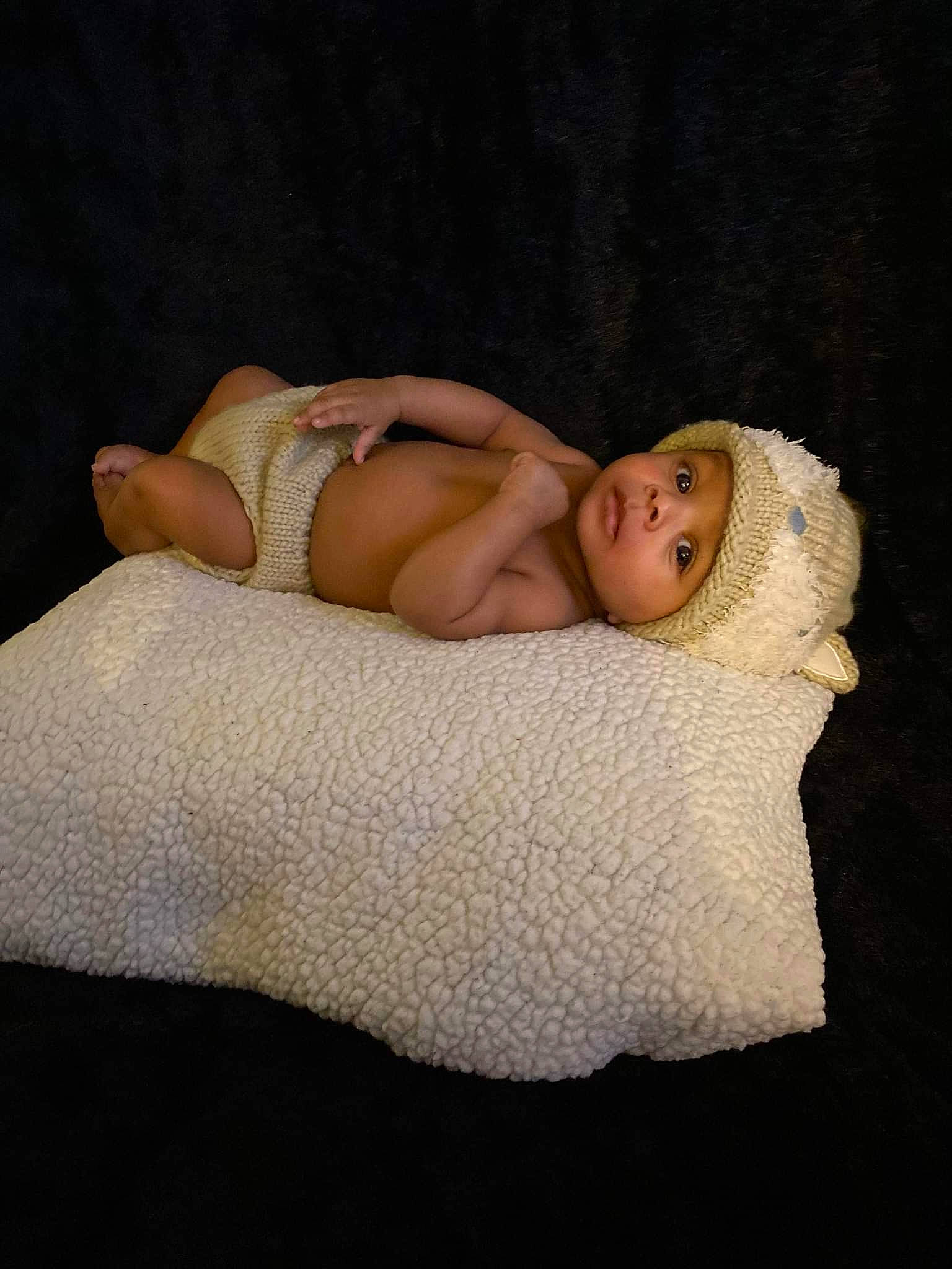 Thailyn is registered to the contest to win money with this photo: abdomen, baby, barefoot, chest, comfort, face, finger, flash_photography, flooring, foot, headwear, human_body, human_leg, knee, linens, person, skin, stomach, thigh, toddler