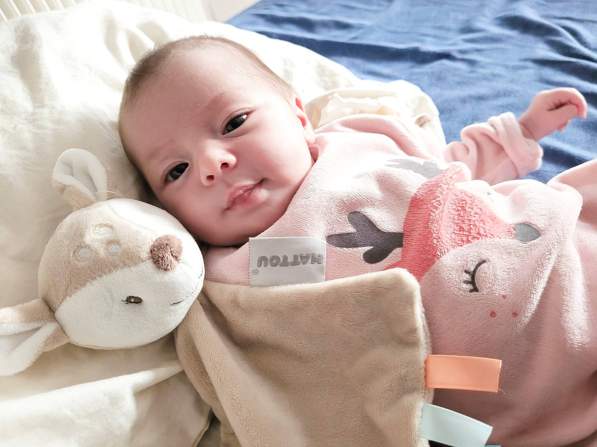 Emma a rejoint le concours — aidez-le/la à gagner de superbes lots ! baby, baby_toddler_clothing, cheek, child, comfort, facial_expression, finger, gesture, happy, head, mammal, people, person, product, skin, sleeve, textile, toddler, vertebrate, water