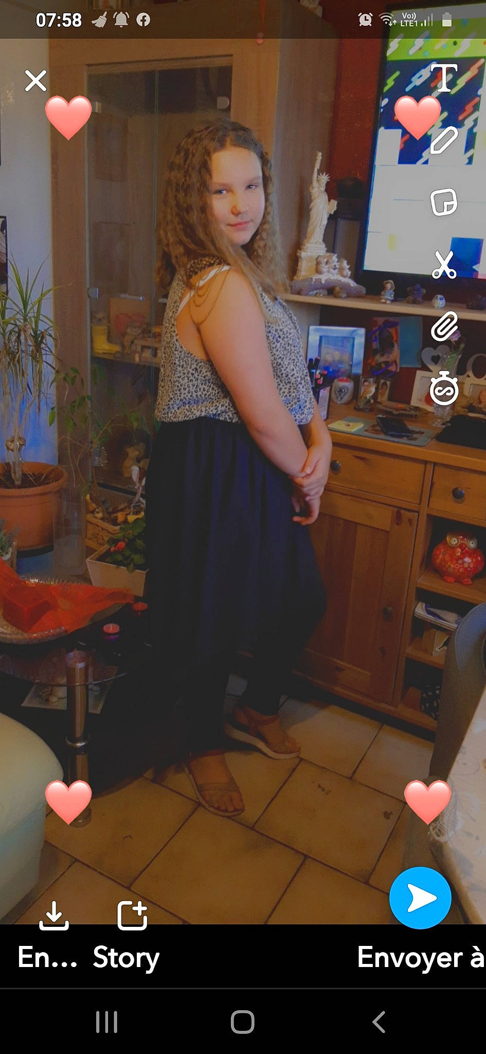 Lara a rejoint le concours — aidez-le/la à gagner de superbes lots ! abdomen, cabinetry, cupboard, display_device, drawer, entertainment_center, flat_panel_display, floor, flooring, flowerpot, home_appliance, houseplant, interior_design, joy, long_hair, person, ringlet, shelf, television, television_set