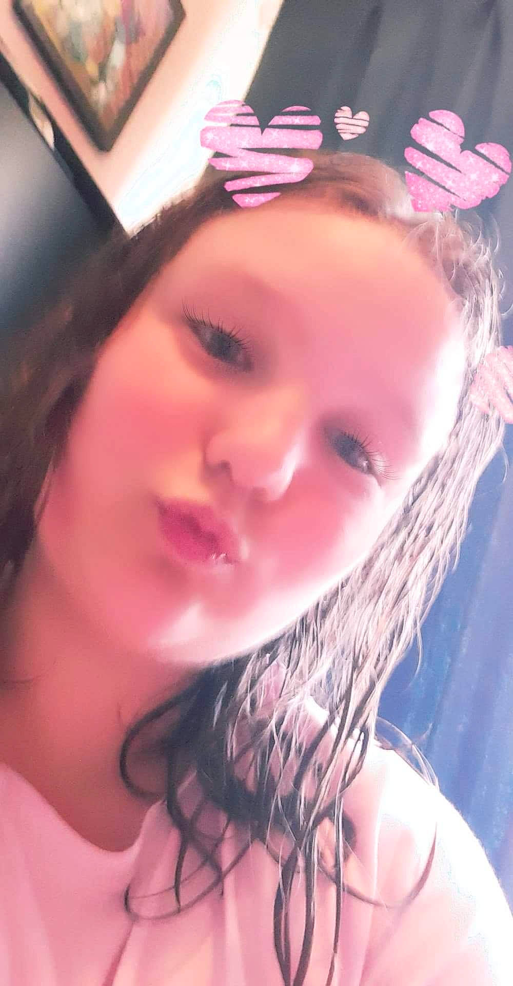 Lara a rejoint le concours — aidez-le/la à gagner de superbes lots ! beauty, cheek, child_model, chin, eyebrow, eyelash, forehead, hair_accessory, hair_coloring, hairstyle, jaw, lip, long_hair, nail, neck, organ, person, pink, portrait_photography, selfie