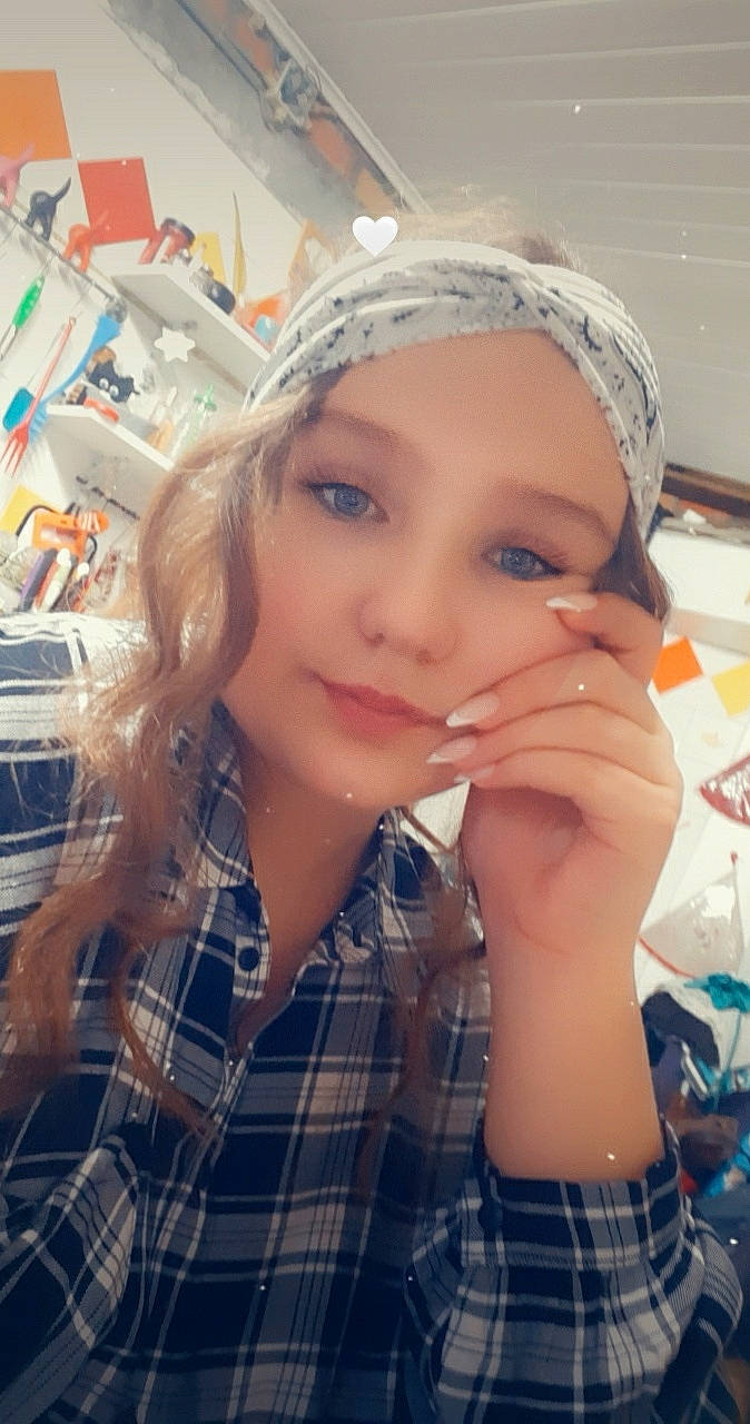 Lara a rejoint le concours — aidez-le/la à gagner de superbes lots ! design, eye, eyebrow, eyelash, lip, long_hair, nail, nurse_uniform, pattern, person, plaid, portrait_photography, selfie, service, shirt, tartan