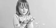 Elena participe au concours pour gagner de l'argent avec cette photo : child, girl, petals, hands, blowing, black_and_white, portrait, soft_hair, studio, innocence, cute, long_sleeve, sweater, falling_petals, expression, young, smiling, playful, minimalist, background