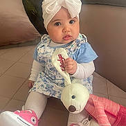 Ghalya participe au concours pour gagner de l'argent avec cette photo : baby, child, girl, plush_toy, stuffed_animal, couch, pillow, headband, bow, pink_shoes, converse, white_tights, blue_dress, indoor, portrait, cute, sitting, toy, cozy, homedecor