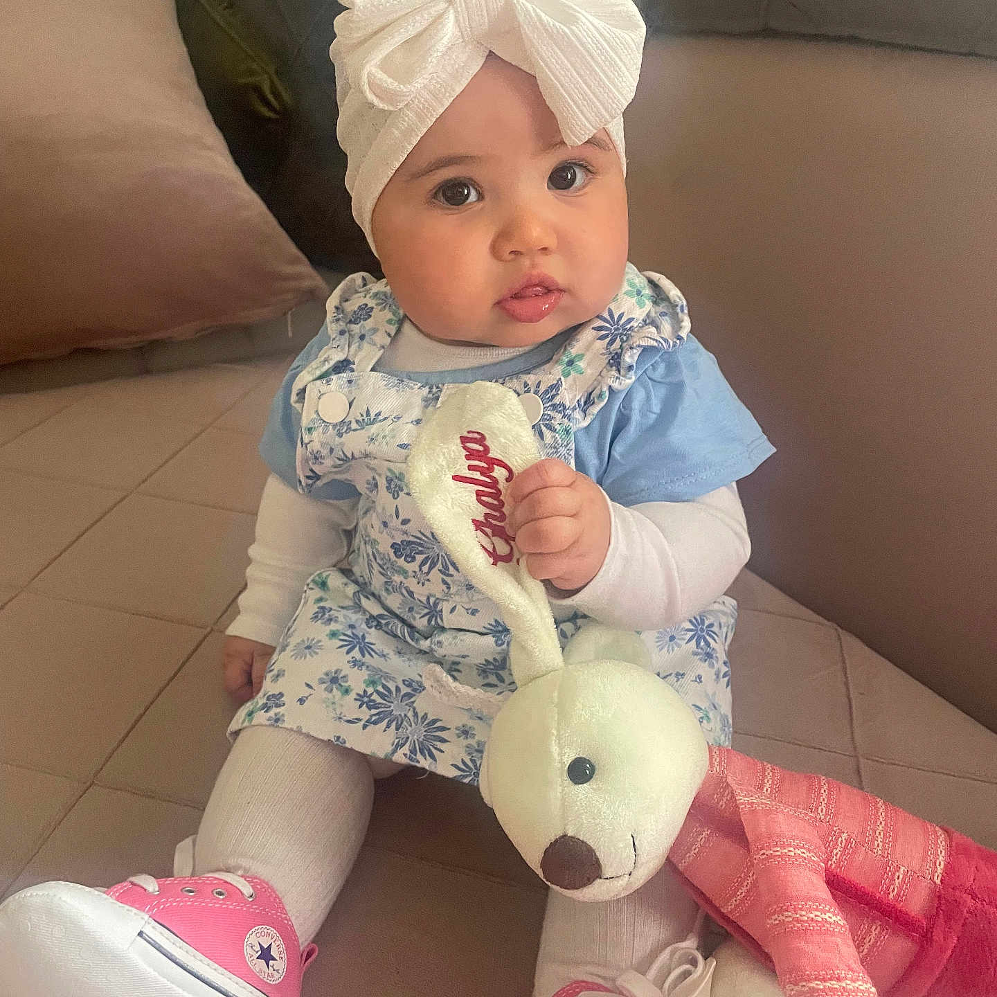 Ghalya participe au concours pour gagner de l'argent avec cette photo : baby, blue_dress, bow, child, converse, couch, cozy, cute, girl, headband, homedecor, indoor, pillow, pink_shoes, plush_toy, portrait, sitting, stuffed_animal, toy, white_tights