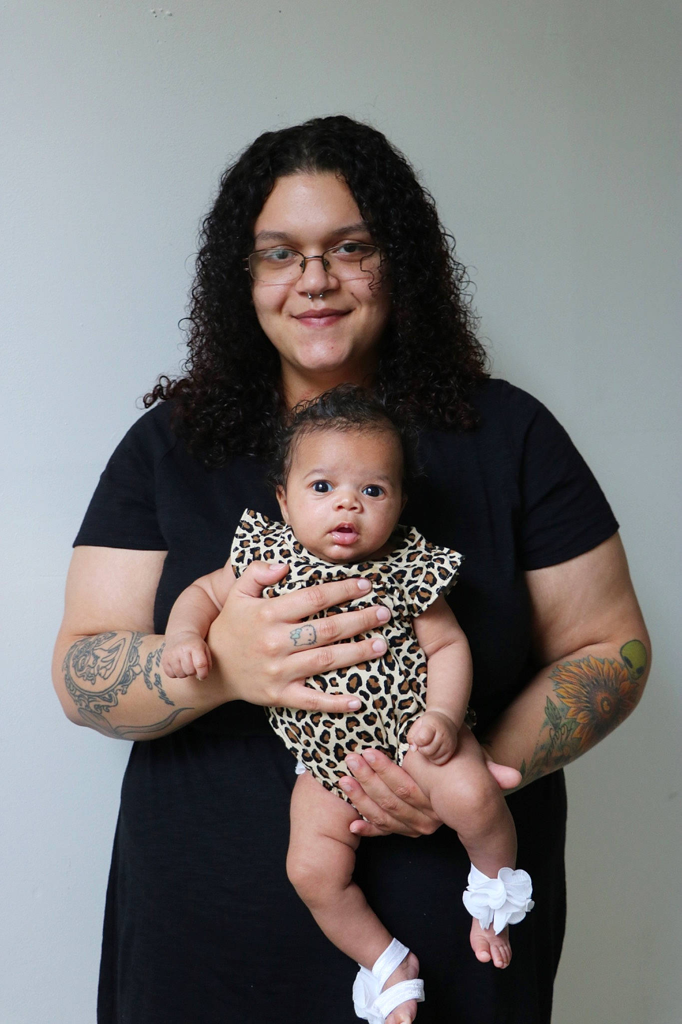 Jakyrah is registered to the contest to win money with this photo: arm, baby, black, fashion, finger, flash_photography, gesture, glasses, hand, happy, interaction, joint, joy, people, person, shoulder, skin, sleeve, smile, standing