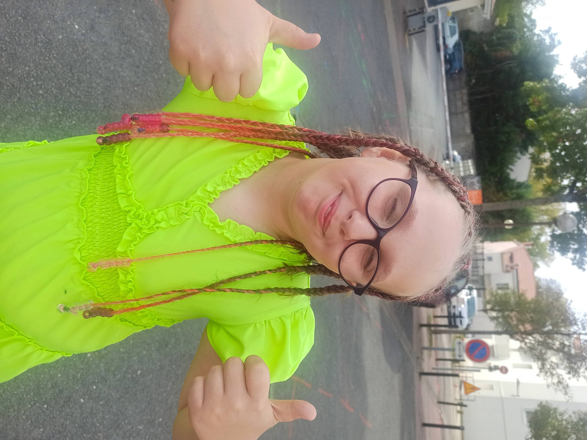 Shaina a rejoint le concours — aidez-le/la à gagner de superbes lots ! baby_toddler_clothing, child, eyewear, fashion_accessory, finger, fun, gesture, grass, green, hand, happy, joy, leisure, people_in_nature, person, plant, sleeve, smile, thumb, toddler