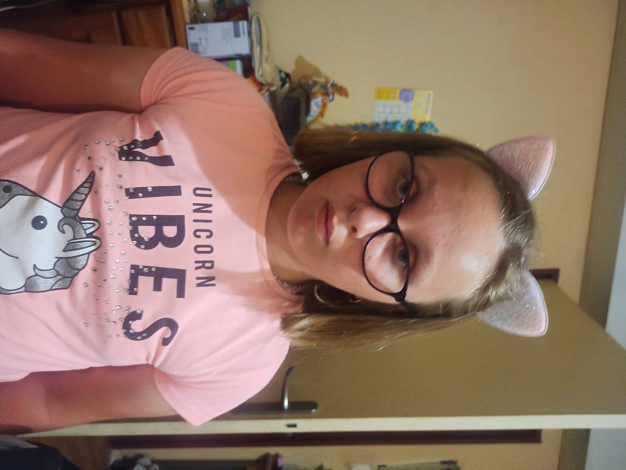 Shaina a rejoint le concours — aidez-le/la à gagner de superbes lots ! child, ear, elbow, eyewear, finger, font, forehead, fun, mammal, mouth, person, personal_protective_equipment, room, sleeve, smile, vision_care, wrist