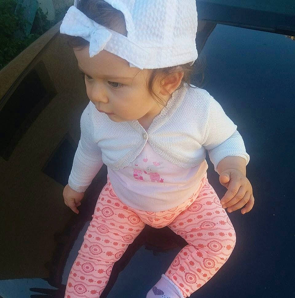 Ema Claudia participe au concours pour gagner de l'argent avec cette photo : abdomen, arm, cap, child, cool, fashion_accessory, girl, headgear, infant, joint, leg, person, pink, shoulder, toddler