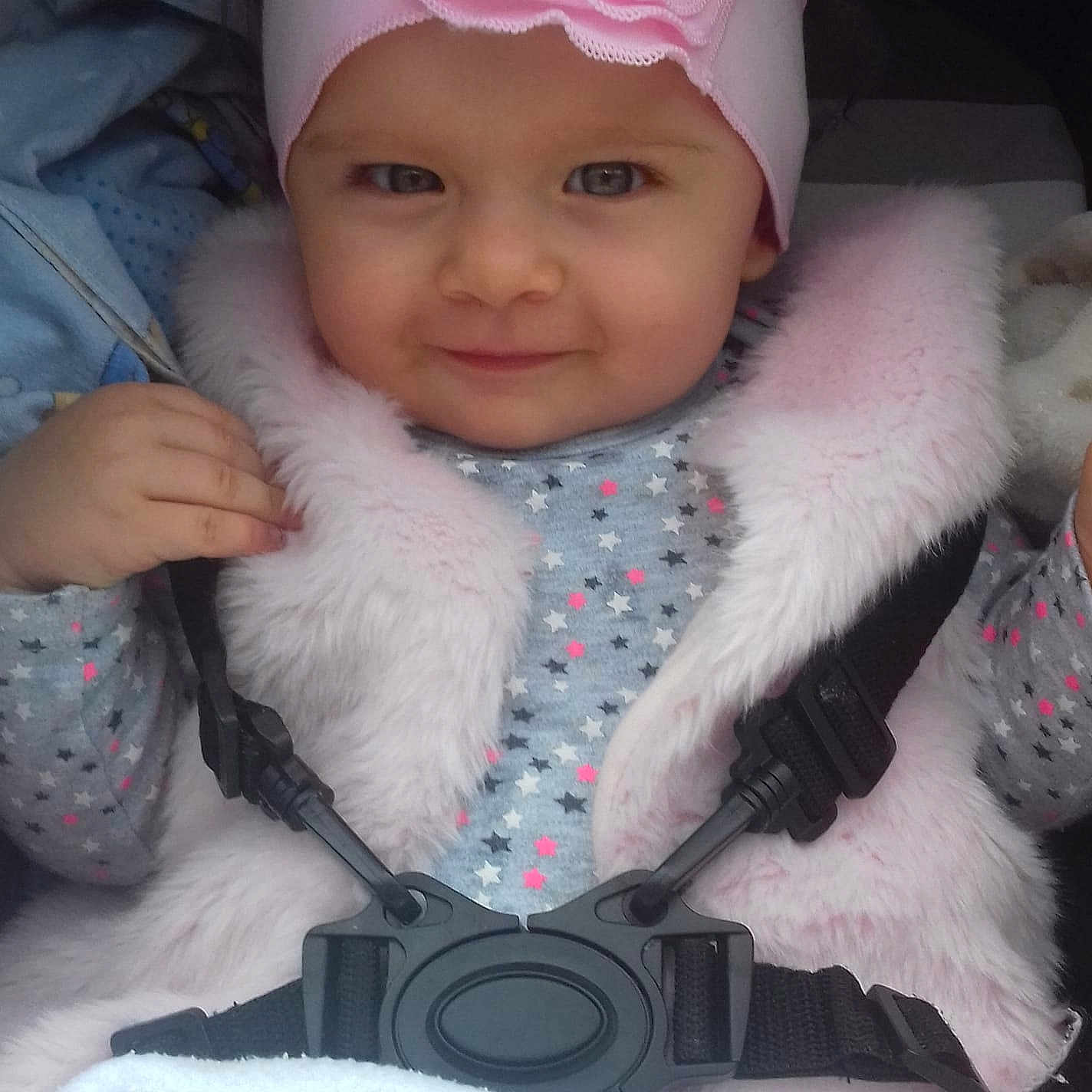 Ema Claudia a rejoint le concours — aidez-le/la à gagner de superbes lots ! cheek, child, ear, eye, fur, girl, head, headwear, infant, iris, nose, person, pink, product, skin, smile, textile, toddler