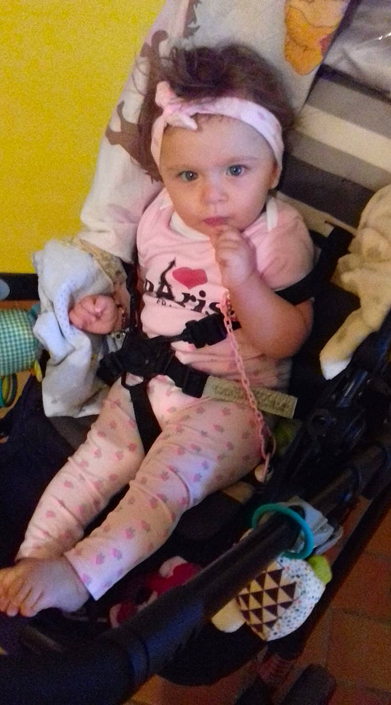 Ema Claudia participe au concours pour gagner de l'argent avec cette photo : arm, child, finger, girl, infant, leg, person, product, skin, toddler