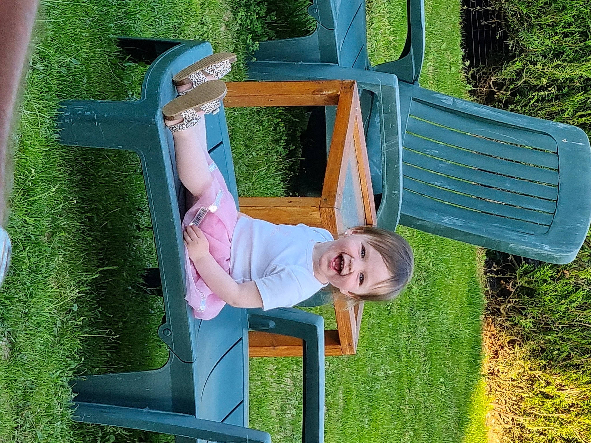 Tessa a rejoint le concours — aidez-le/la à gagner de superbes lots ! baby_toddler_clothing, comfort, electric_blue, fun, grass, grass_family, green, happy, lawn, leisure, outdoor_furniture, outdoor_play_equipment, people_in_nature, person, plant, recreation, sitting, smile, t_shirt, toddler