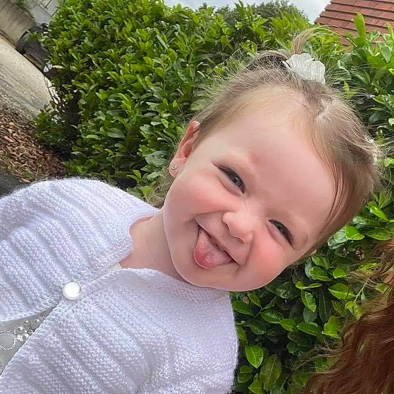 Tessa participe au concours pour gagner de l'argent avec cette photo : baby, baby_toddler_clothing, blond, child, fun, garden, grass, hair, happy, iris, joy, laugh, leaf, leisure, lip, nose, people_in_nature, person, plant, smile