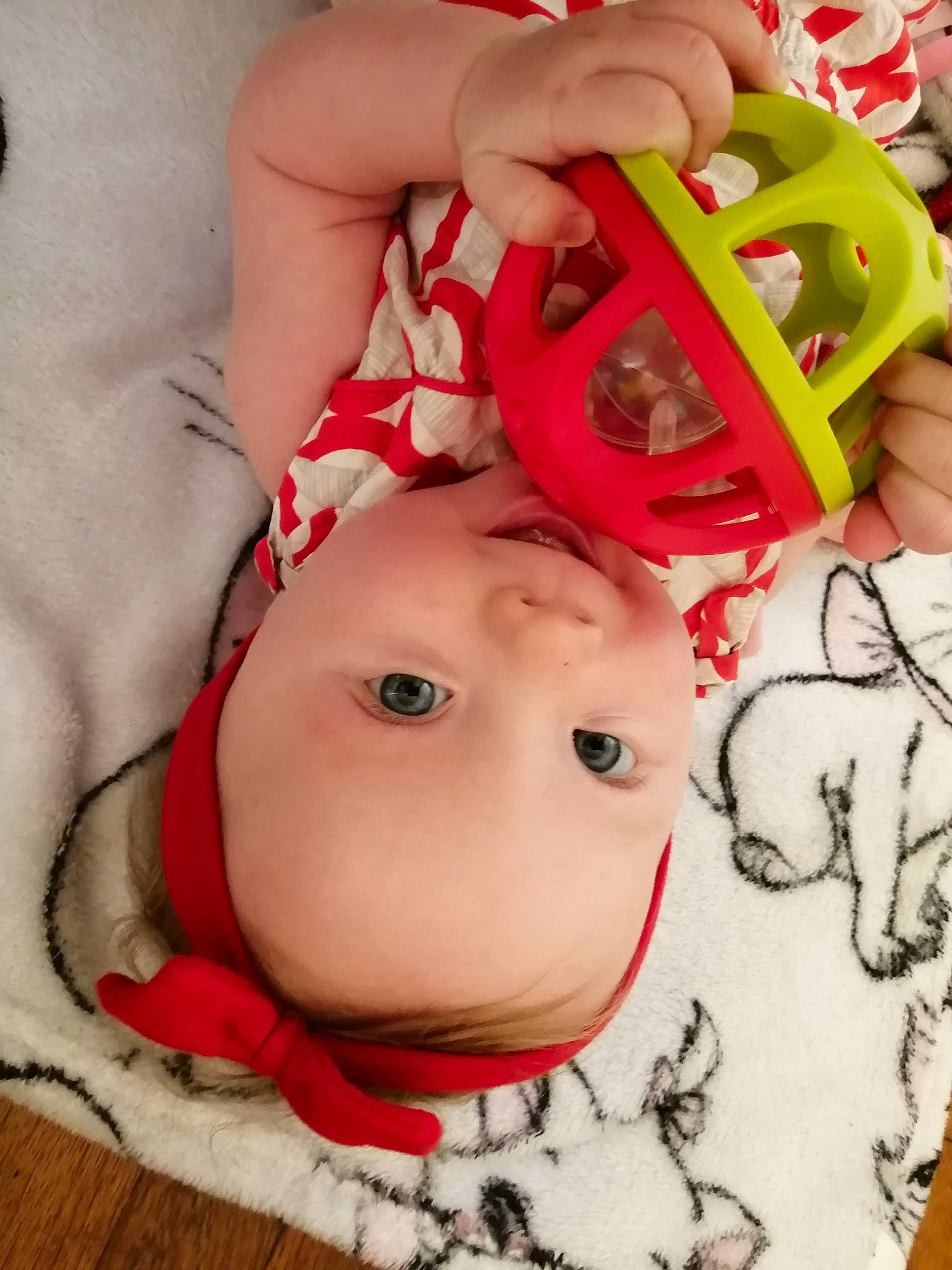 Melinda a rejoint le concours — aidez-le/la à gagner de superbes lots ! baby, baby_products, baby_toddler_clothing, cheek, chest, chin, eyebrow, eyelash, happy, head, headgear, lip, mouth, neck, nose, person, red, skin, textile, toddler