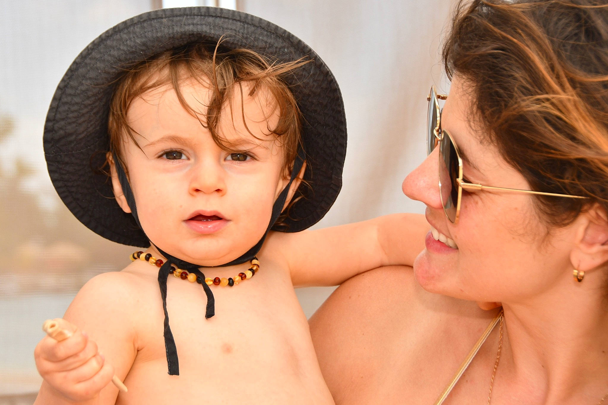 Sol participe au concours pour gagner de l'argent avec cette photo : cheek, chin, ear, eyebrow, eyelash, facial_expression, flash_photography, hair, hairstyle, happy, hat, head, iris, lip, mouth, neck, nose, person, shoulder, skin