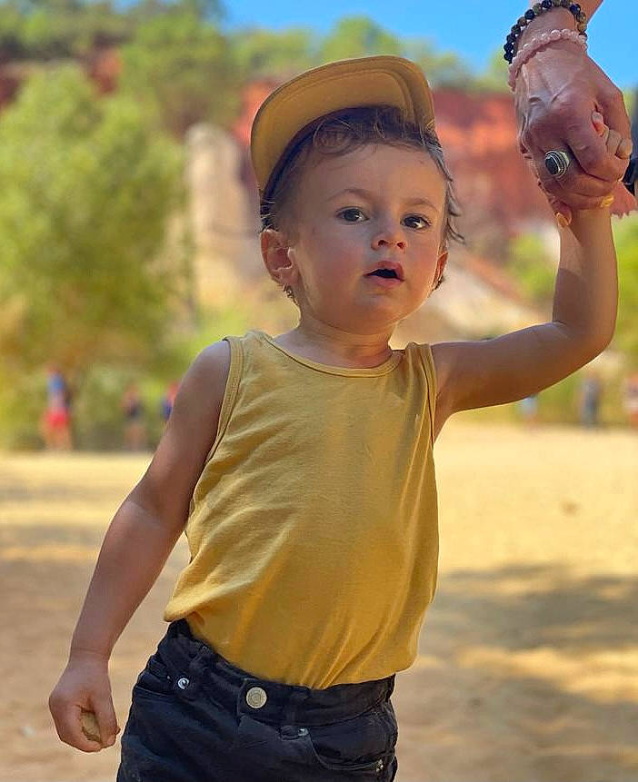 Sol a rejoint le concours — aidez-le/la à gagner de superbes lots ! abdomen, child, elbow, fun, gesture, happy, hat, landscape, leisure, mammal, people_in_nature, person, standing, sunlight, thumb, toddler, travel, tree, trunk, vertebrate