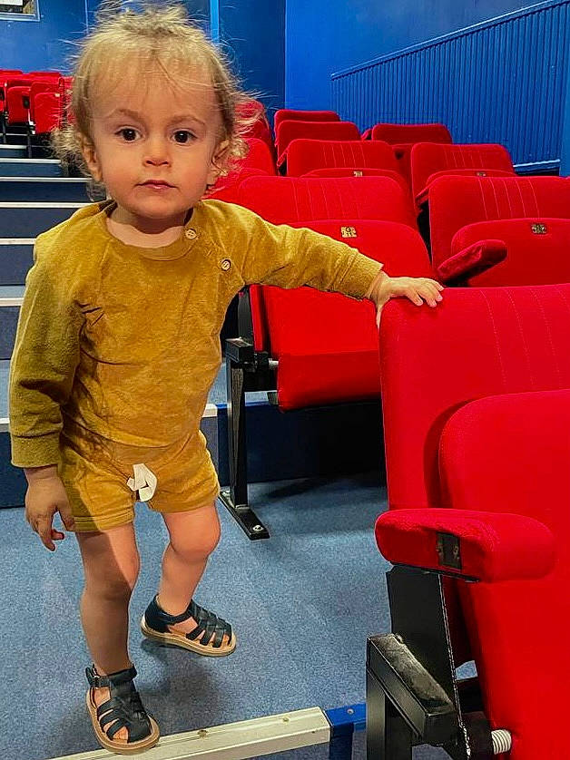 Sol a rejoint le concours — aidez-le/la à gagner de superbes lots ! baby_toddler_clothing, chair, child, comfort, electric_blue, flooring, fun, hair, hairstyle, head, human_leg, joint, leisure, magenta, person, red, shoulder, sitting, sleeve, thumb