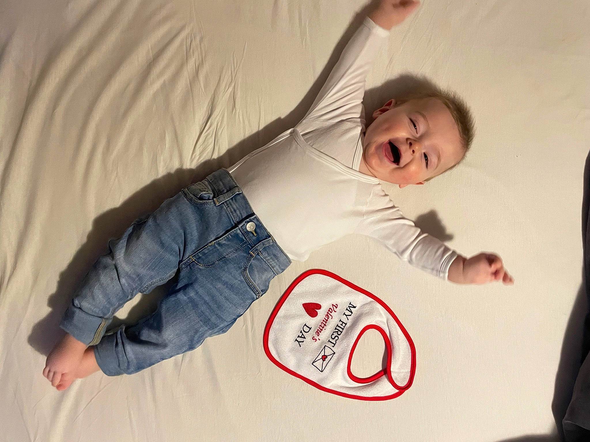 Liam participe au concours pour gagner de l'argent avec cette photo : abdomen, arm, child, comfort, denim, elbow, flash_photography, font, fun, gesture, happy, jeans, knee, logo, person, room, sitting, sleeve, smile, t_shirt