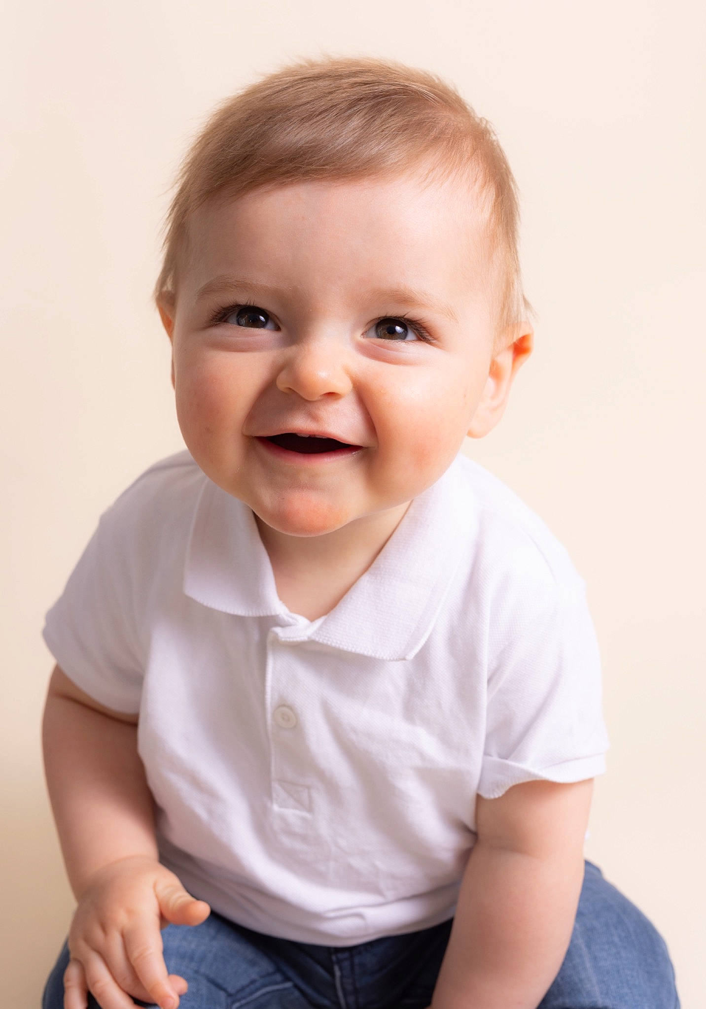Liam participe au concours pour gagner de l'argent avec cette photo : baby, baby_toddler_clothing, cheek, child, collar, comfort, elbow, eye, flash_photography, gesture, happy, iris, joy, lip, nose, person, sitting, skin, sleeve, smile