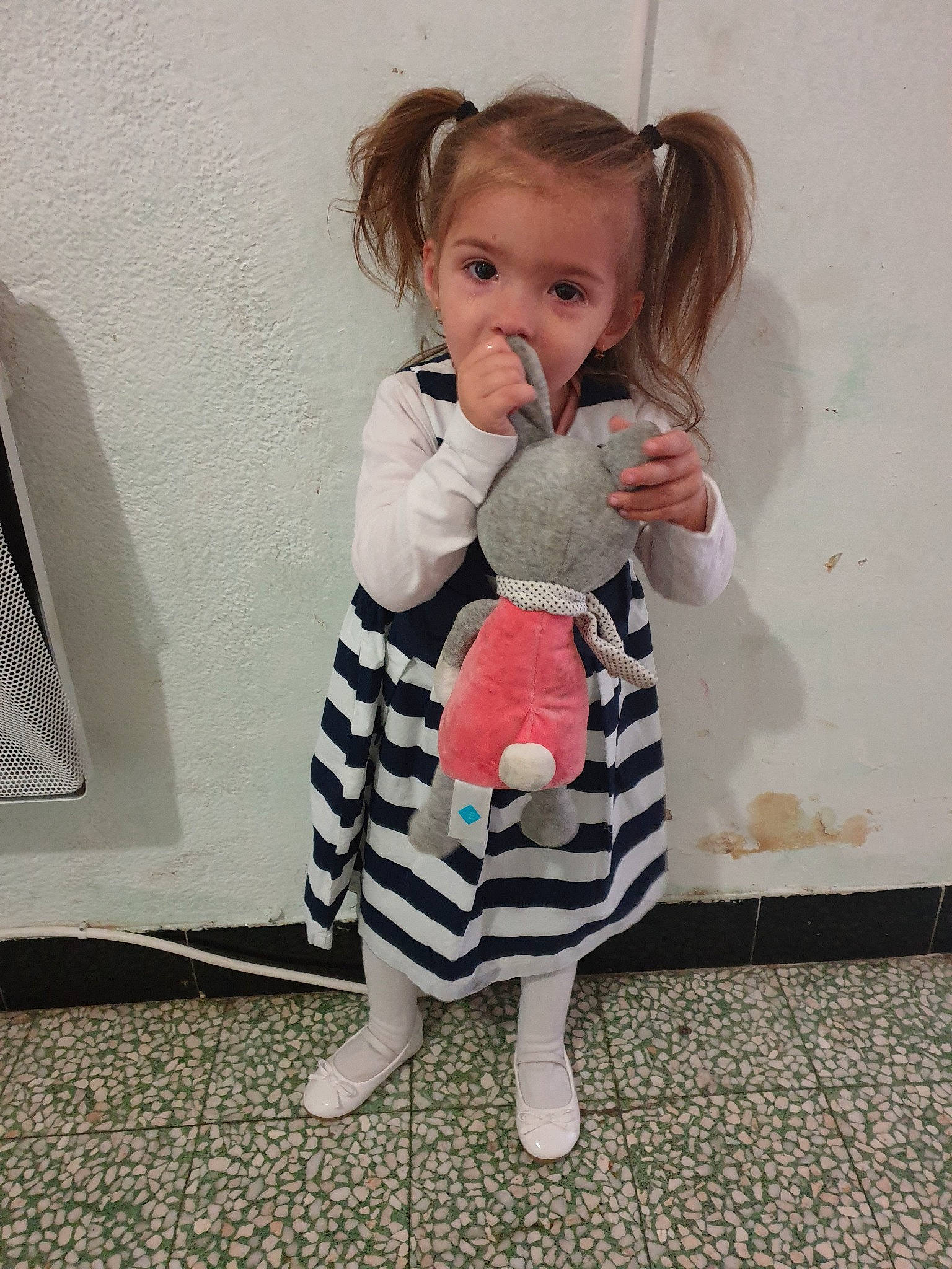 Linsay participe au concours pour gagner de l'argent avec cette photo : baby, baby_toddler_clothing, child, joint, leg, outerwear, pajamas, person, play, shoulder, skin, sleeve, standing, toddler