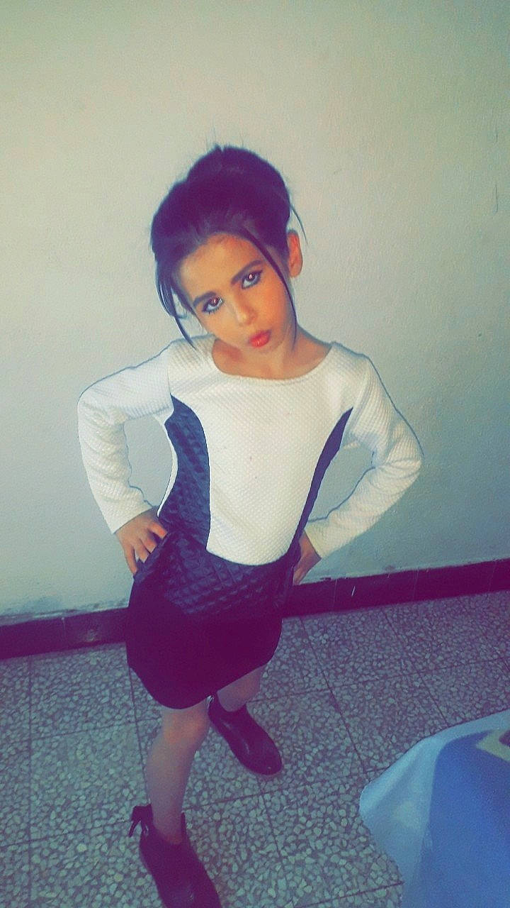 Mandy a rejoint le concours — aidez-le/la à gagner de superbes lots ! black_hair, clothing, dress, fashion, footwear, hip, joint, knee, leg, magenta, neck, person, pink, purple, shoe, shoulder, style, t_shirt, thigh, tights